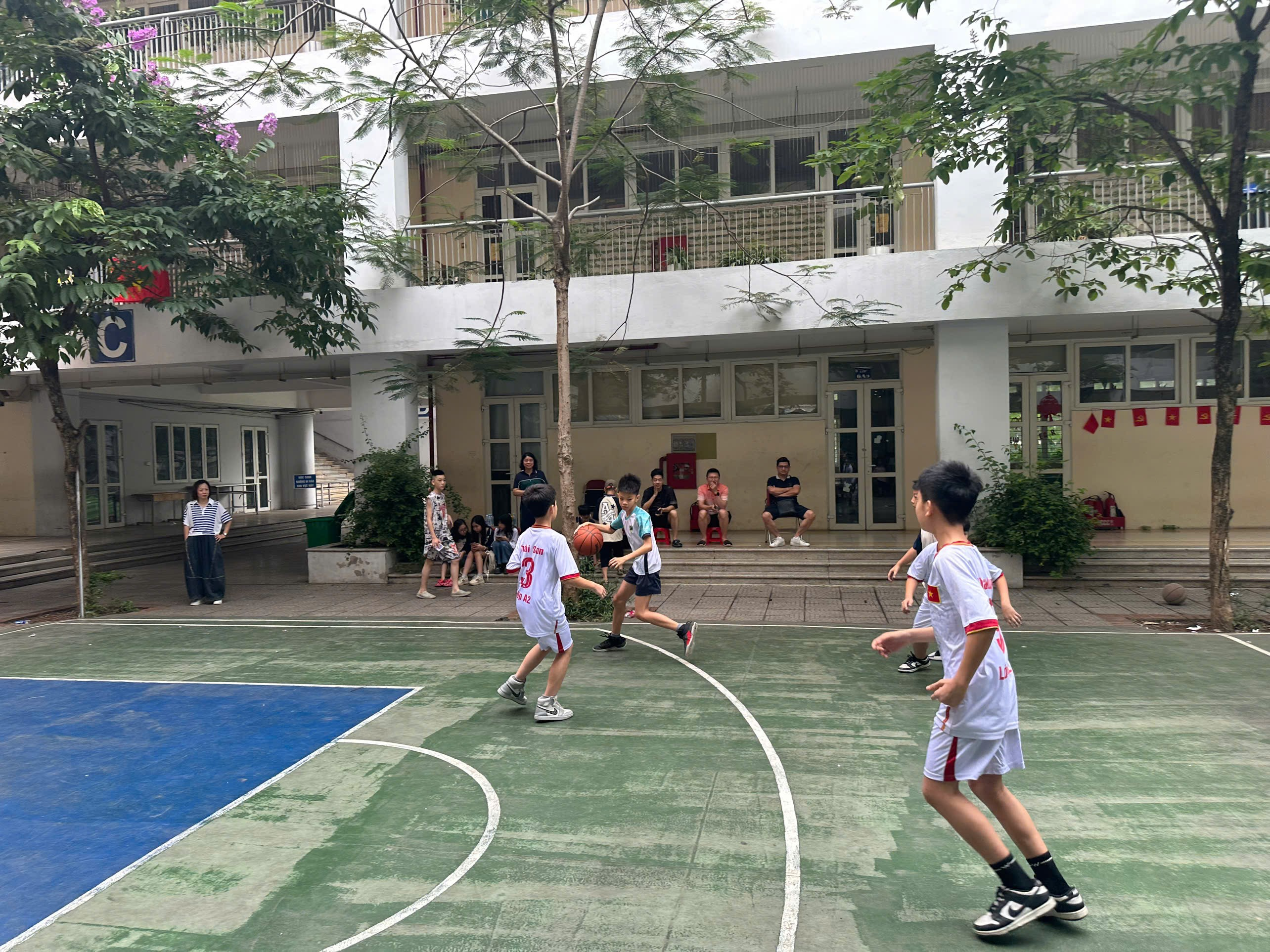 A group of kids playing basketball on a courtAI-generated content may be incorrect.