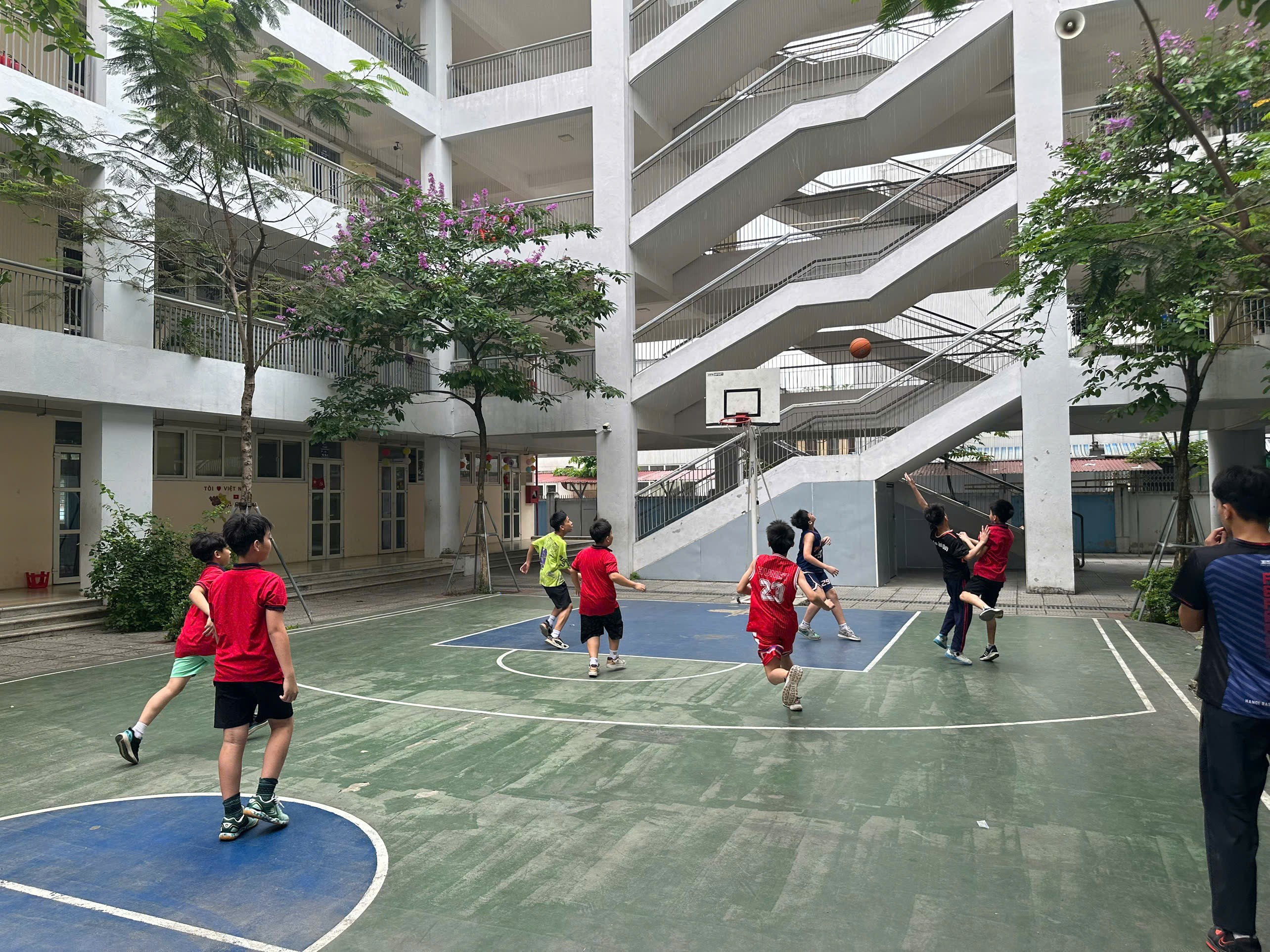 A group of people playing basketballAI-generated content may be incorrect.