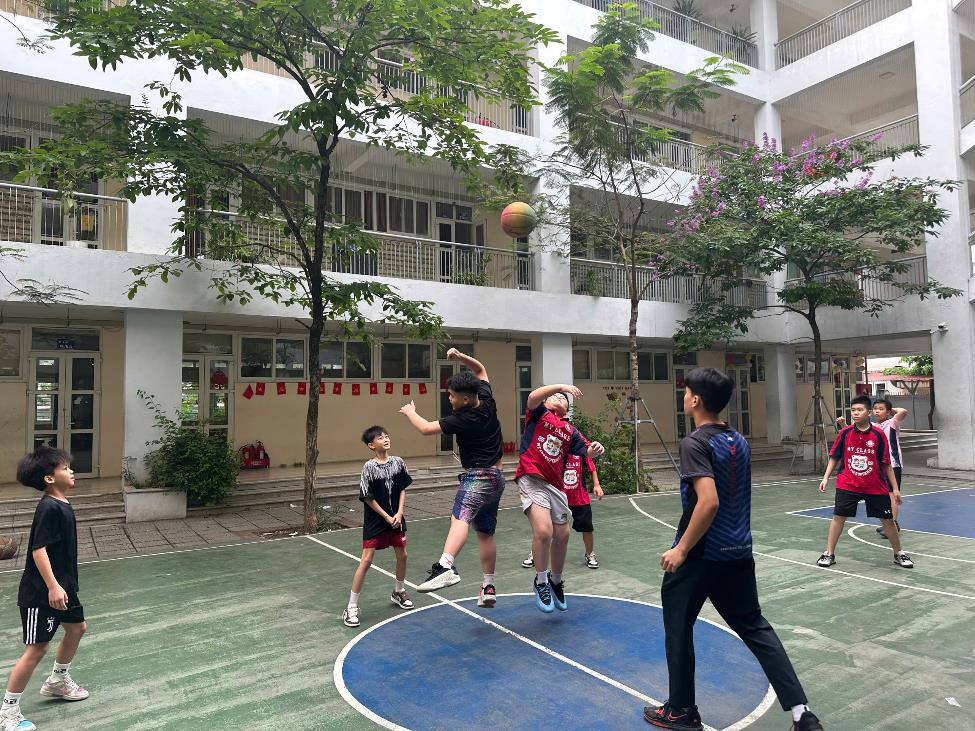 A group of people playing basketball

AI-generated content may be incorrect.