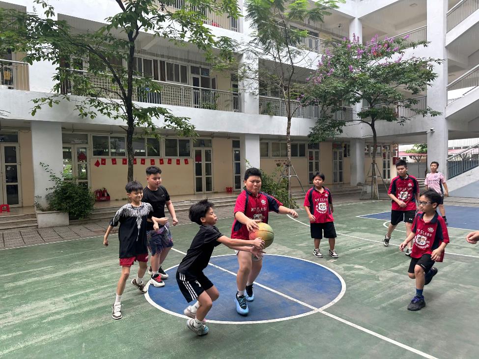 A group of kids playing basketball

AI-generated content may be incorrect.