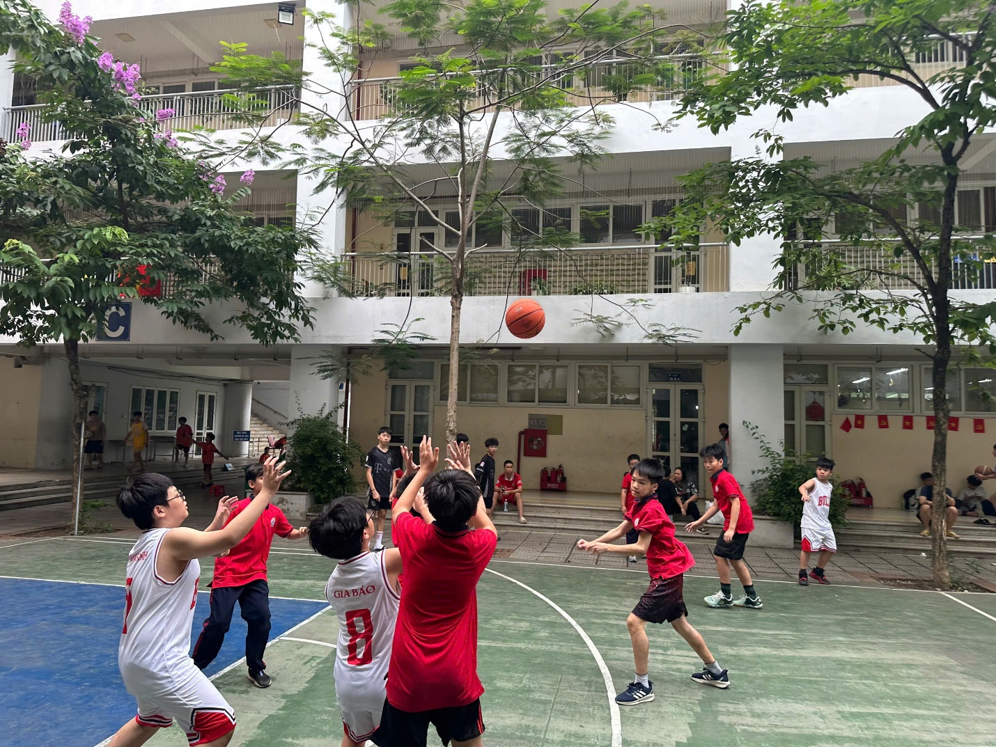 A group of kids playing basketball

AI-generated content may be incorrect.