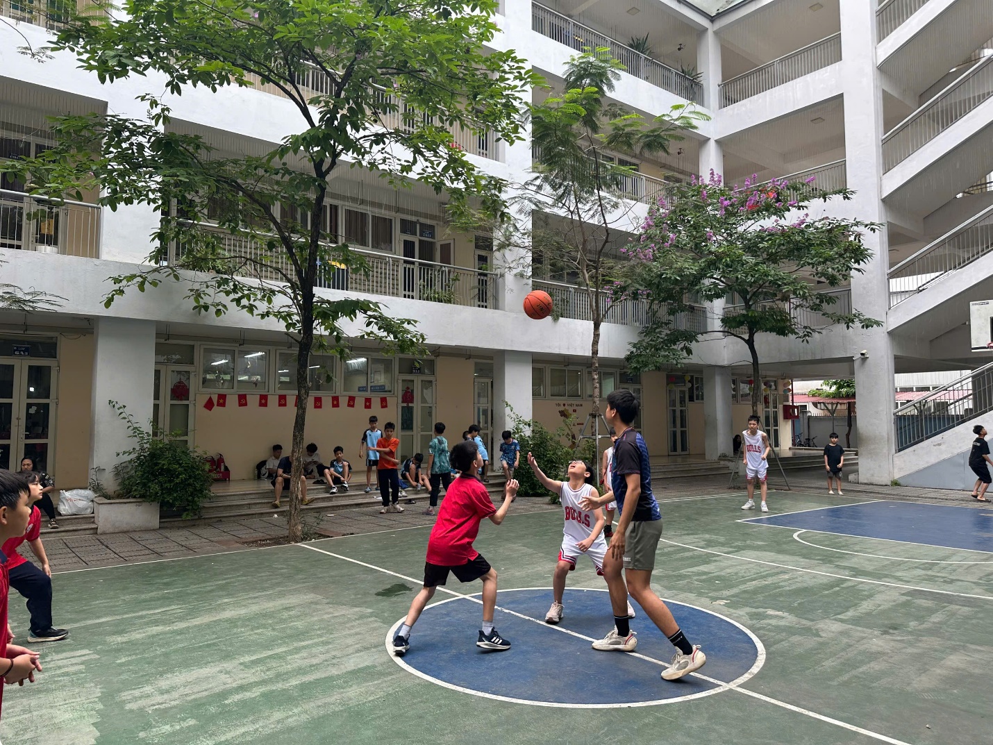 A group of people playing basketball

AI-generated content may be incorrect.
