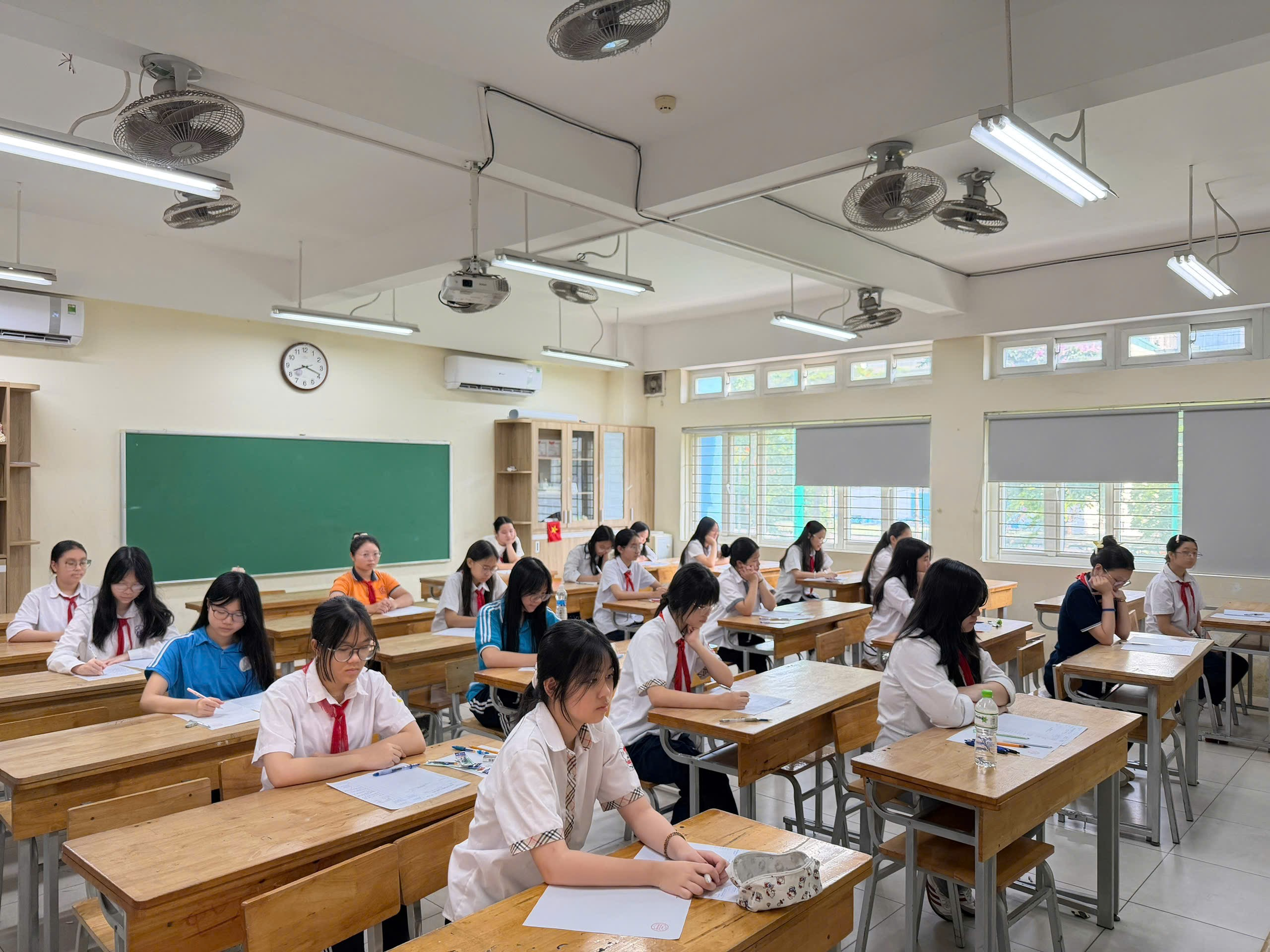 A group of students sitting at desks in a classroomAI-generated content may be incorrect.