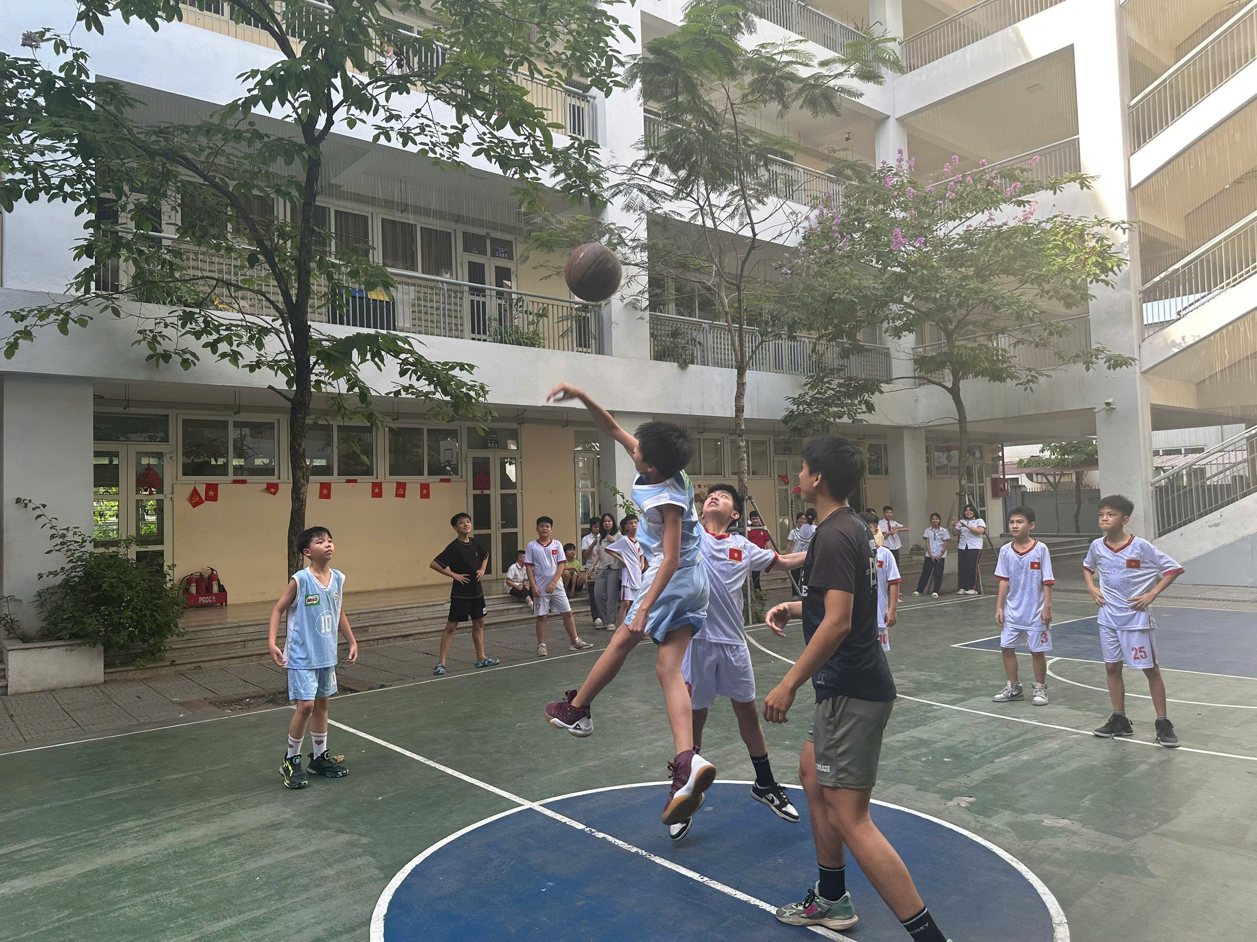 A group of people playing basketballAI-generated content may be incorrect.