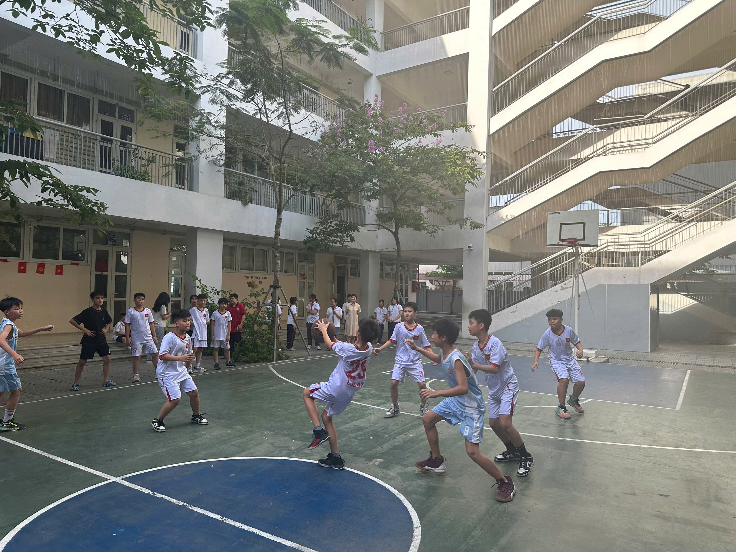 A group of kids playing basketballAI-generated content may be incorrect.
