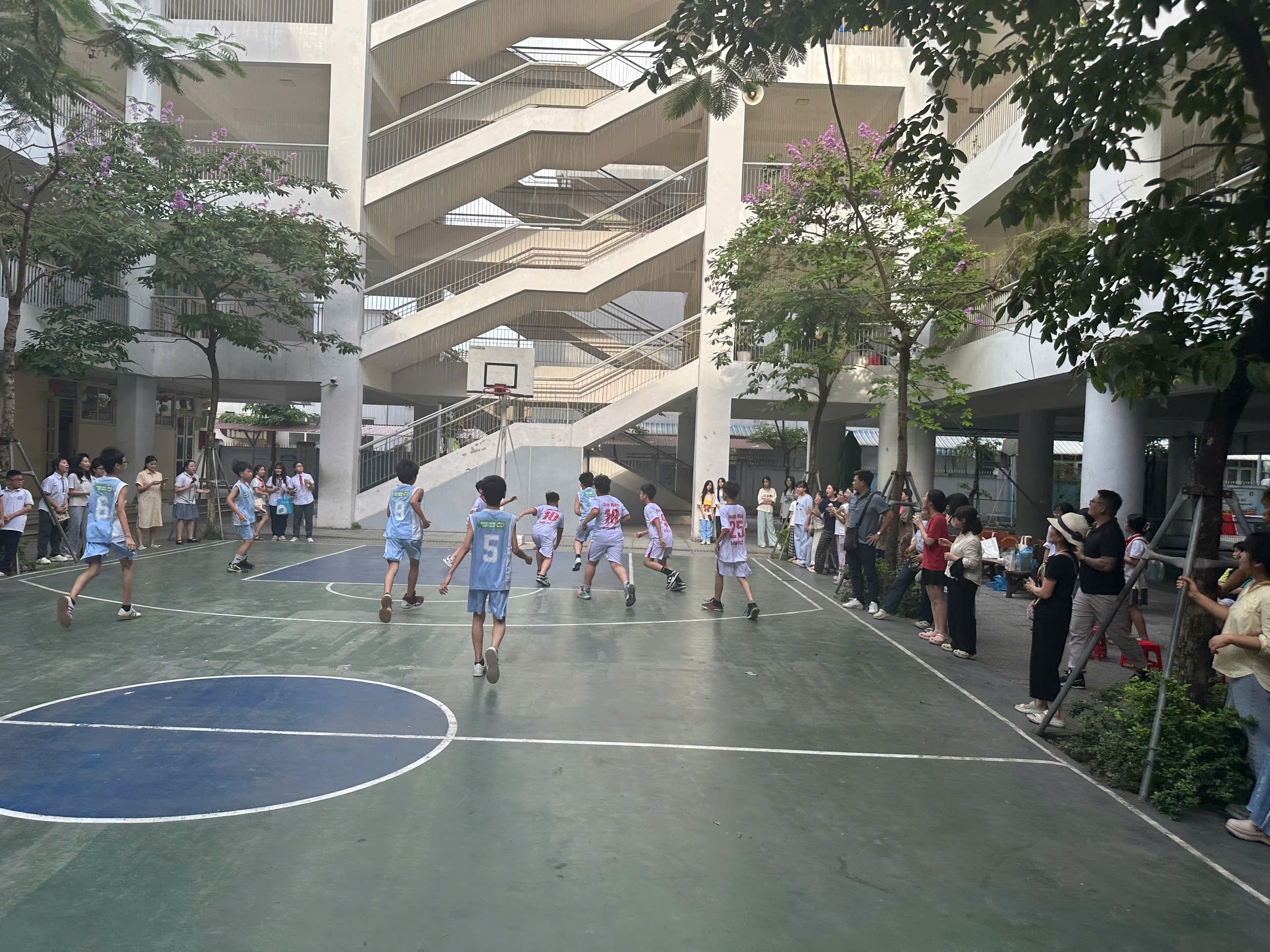 A group of people playing basketballAI-generated content may be incorrect.