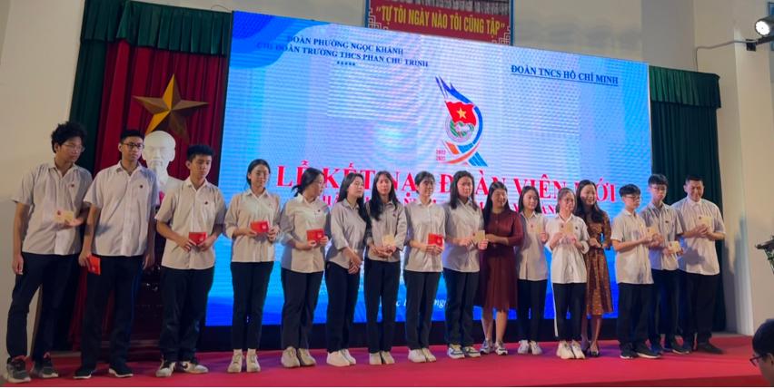 Lễ kết nạp đoàn viên mới kỉ niệm 92 năm thành lập Đoàn