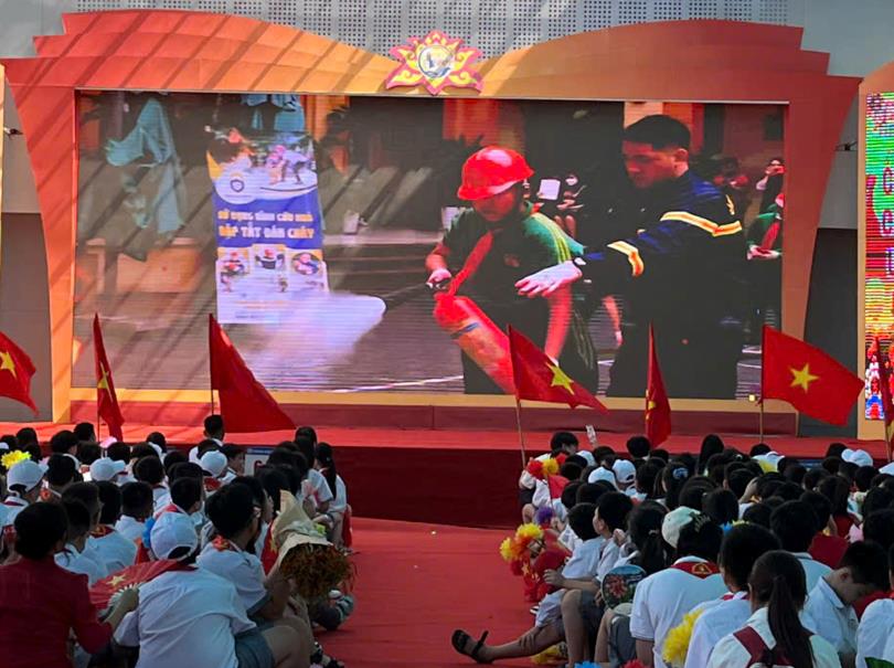 Theo chân các anh hùng cứu hộ, cứu nạn.