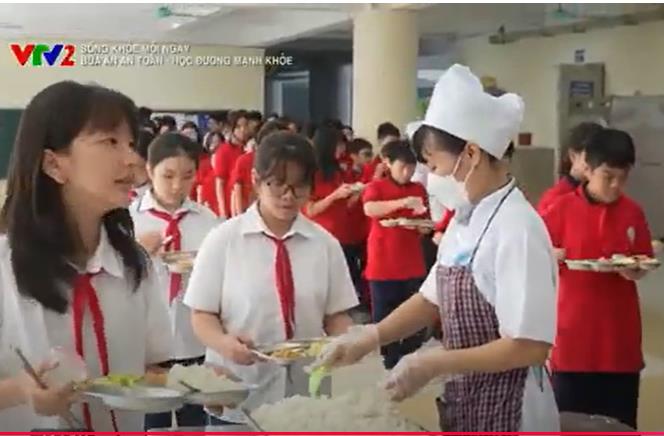 Bữa ăn học đường tại Trường THCS Phan Chu Trinh