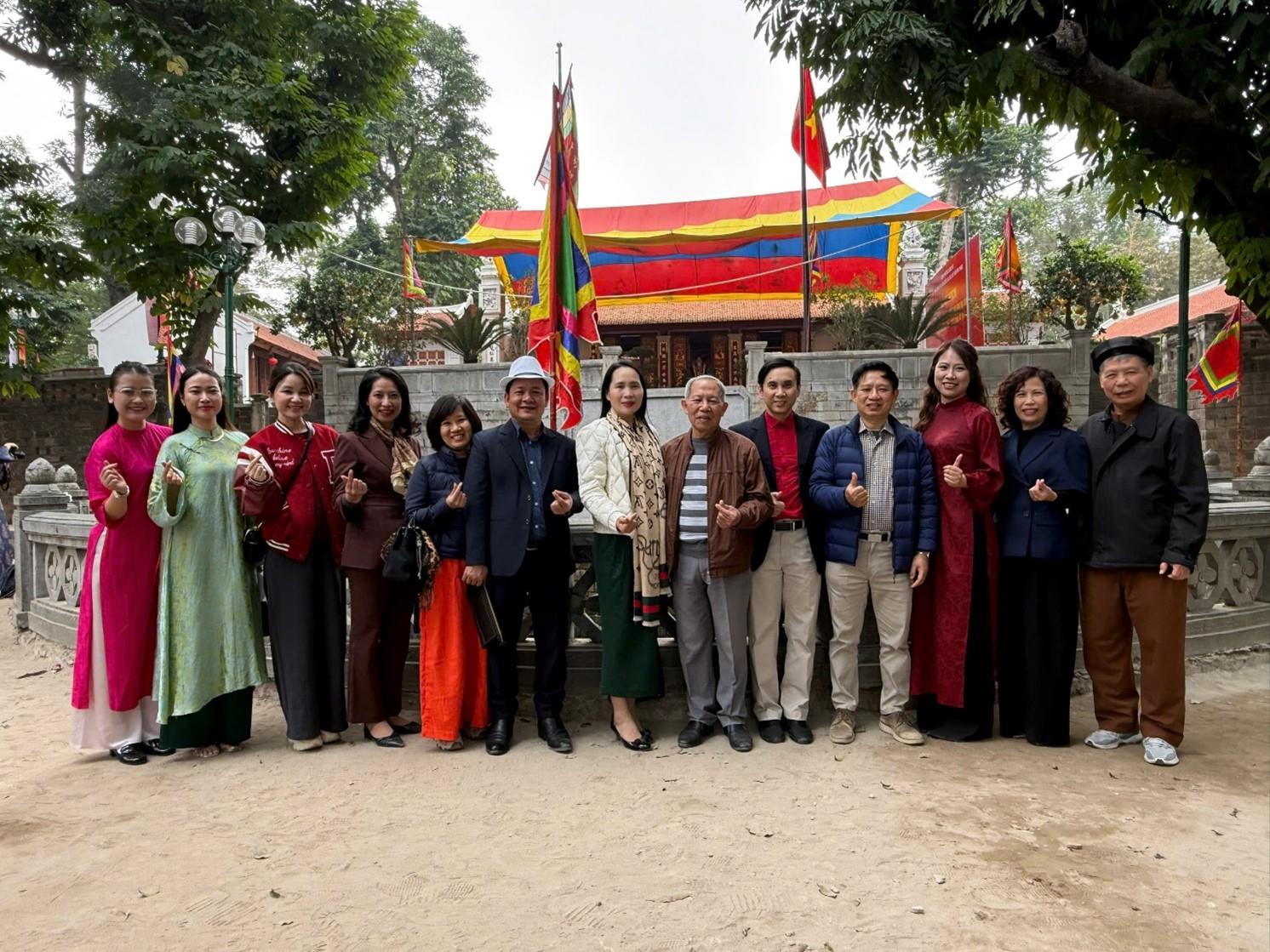 Giáo viên trường THCS Phan Chu Trinh tham gia hướng dẫn du lịch tại di tích Đền Voi Phục