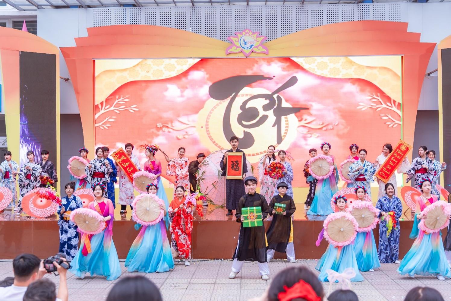 Chương trình văn nghệ Sắc Xuân bùng nổ tại sân trường THCS Phan Chu Trinh