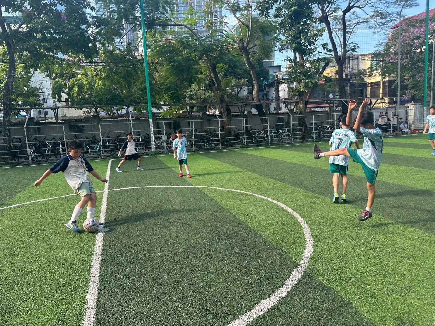 Sân cỏ chiều tháng 5: Trận đấu giữa lớp 6A3 và lớp 6A4