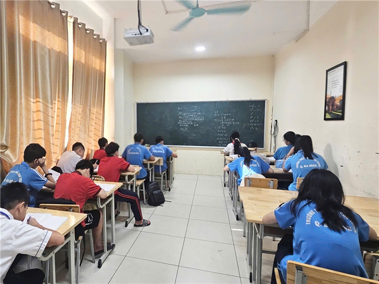 A group of people in a classroomAI-generated content may be incorrect.