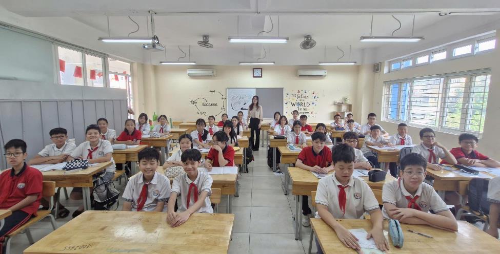 A group of students in a classroom

AI-generated content may be incorrect.