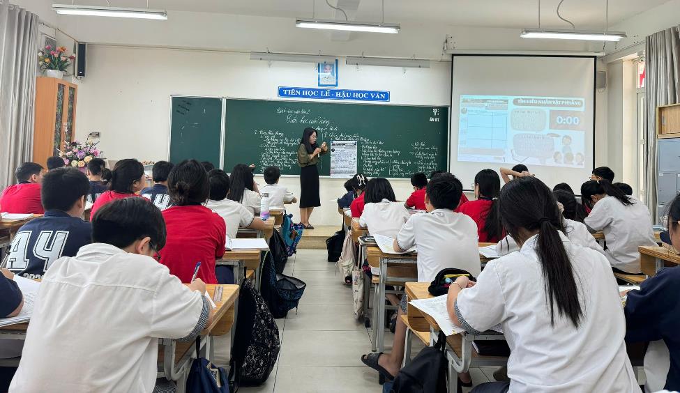 A group of people sitting in a classroom

AI-generated content may be incorrect.