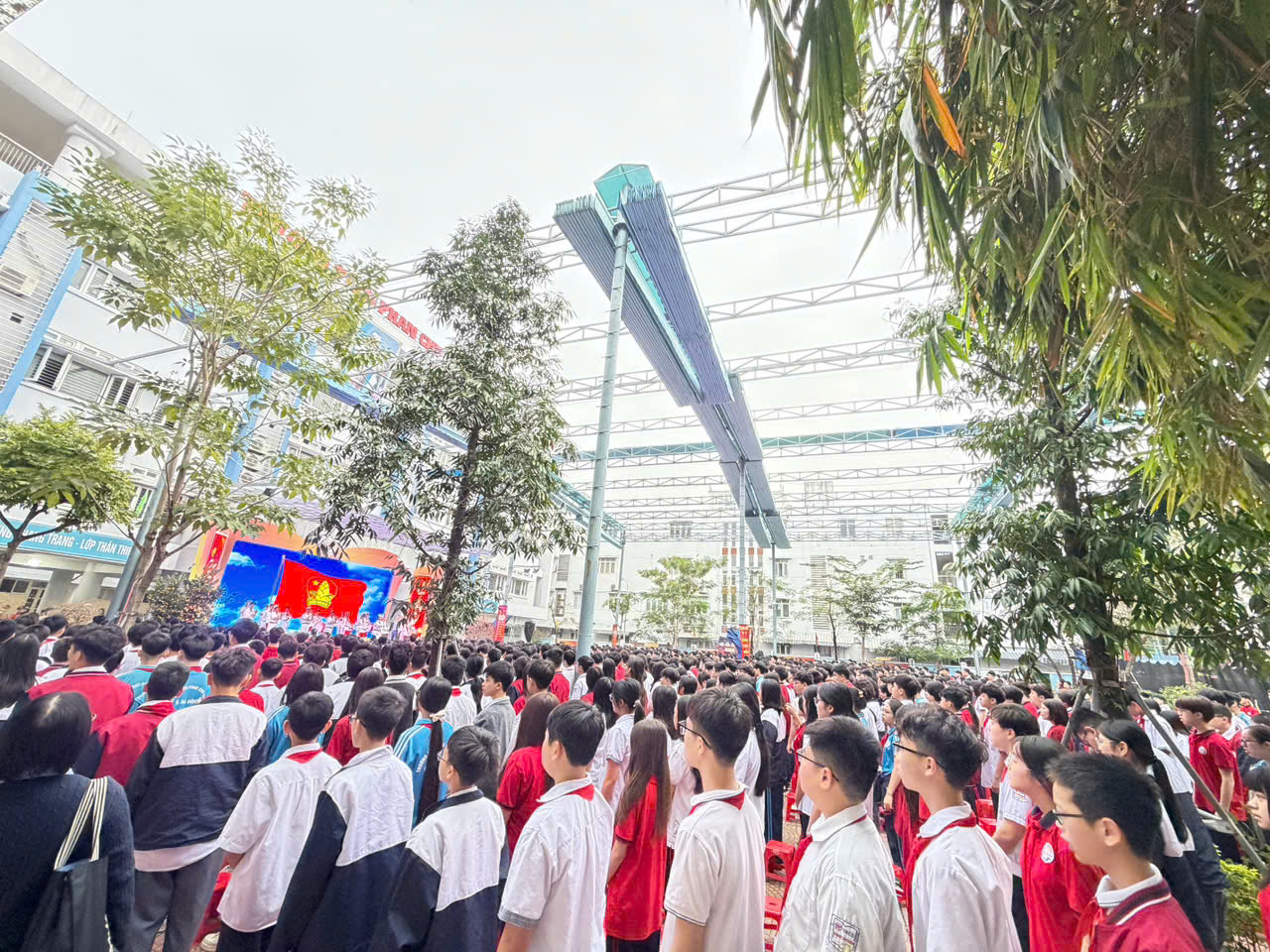 A group of people standing in a crowd

AI-generated content may be incorrect.