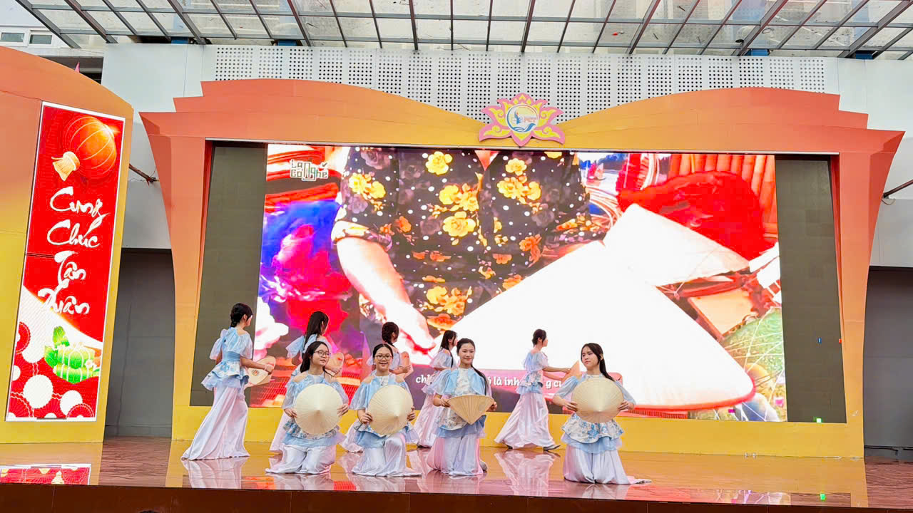 A group of women performing on stage

AI-generated content may be incorrect.