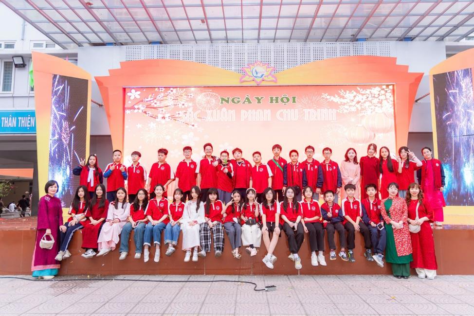 A group of people posing for a photo

AI-generated content may be incorrect.