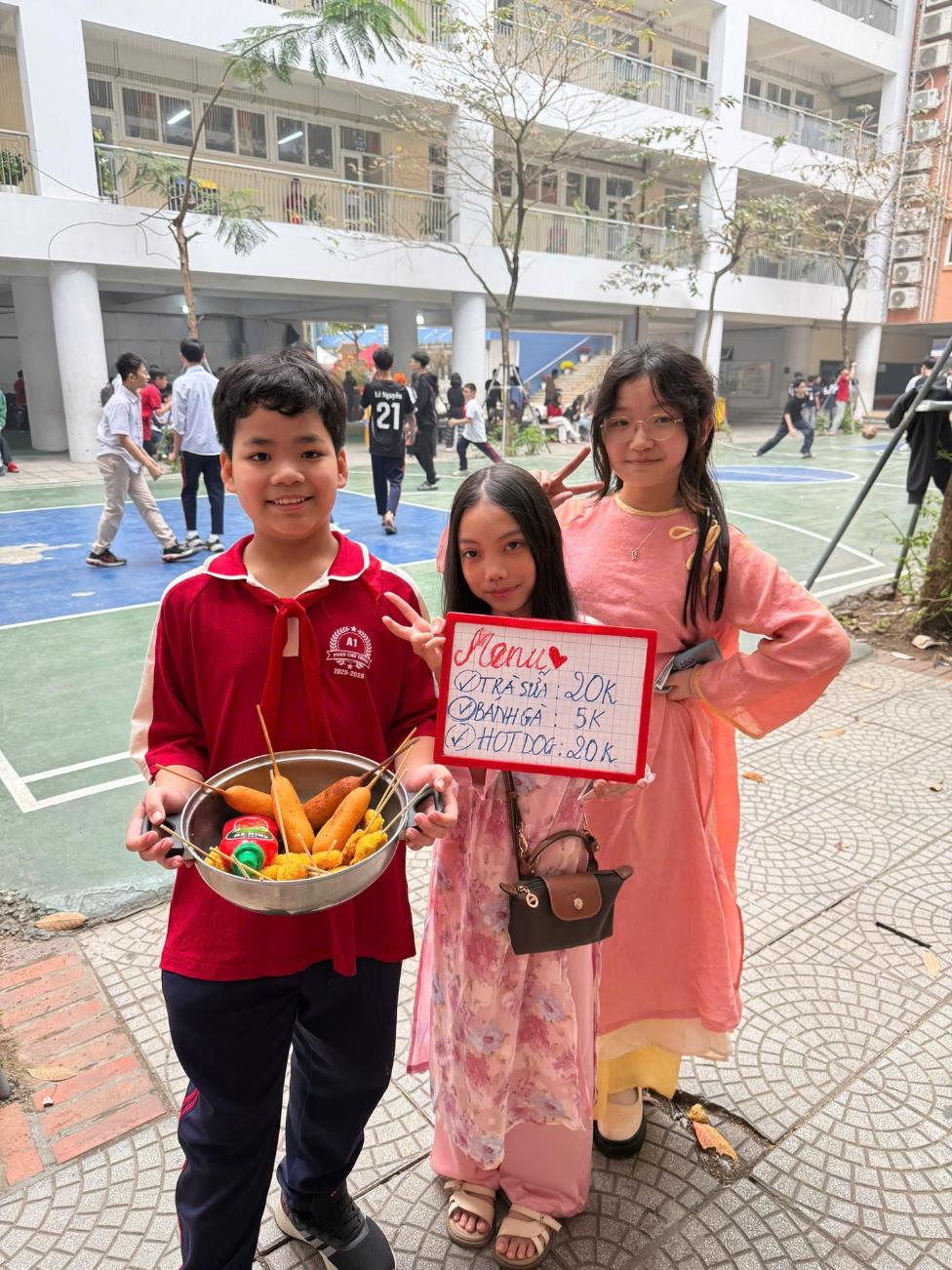 A group of kids holding a plate of food

AI-generated content may be incorrect.