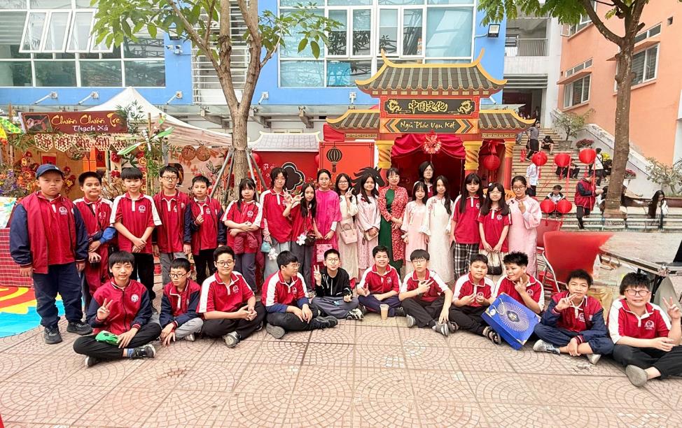 A group of people posing for a photo

AI-generated content may be incorrect.