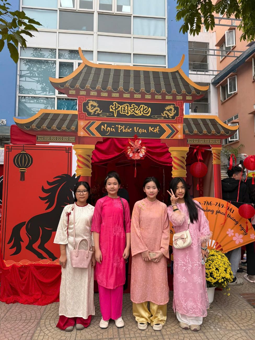 A group of women standing in front of a stage

AI-generated content may be incorrect.