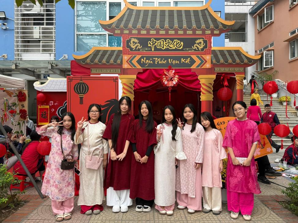 A group of girls posing for a photo in front of a chinese building

AI-generated content may be incorrect.