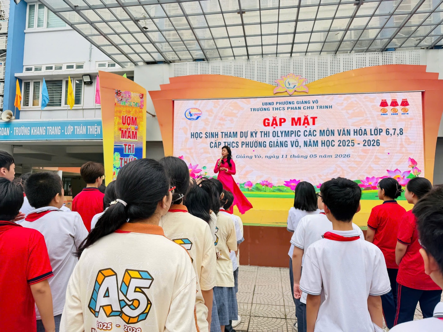 A group of people standing in front of a large screen

AI-generated content may be incorrect.