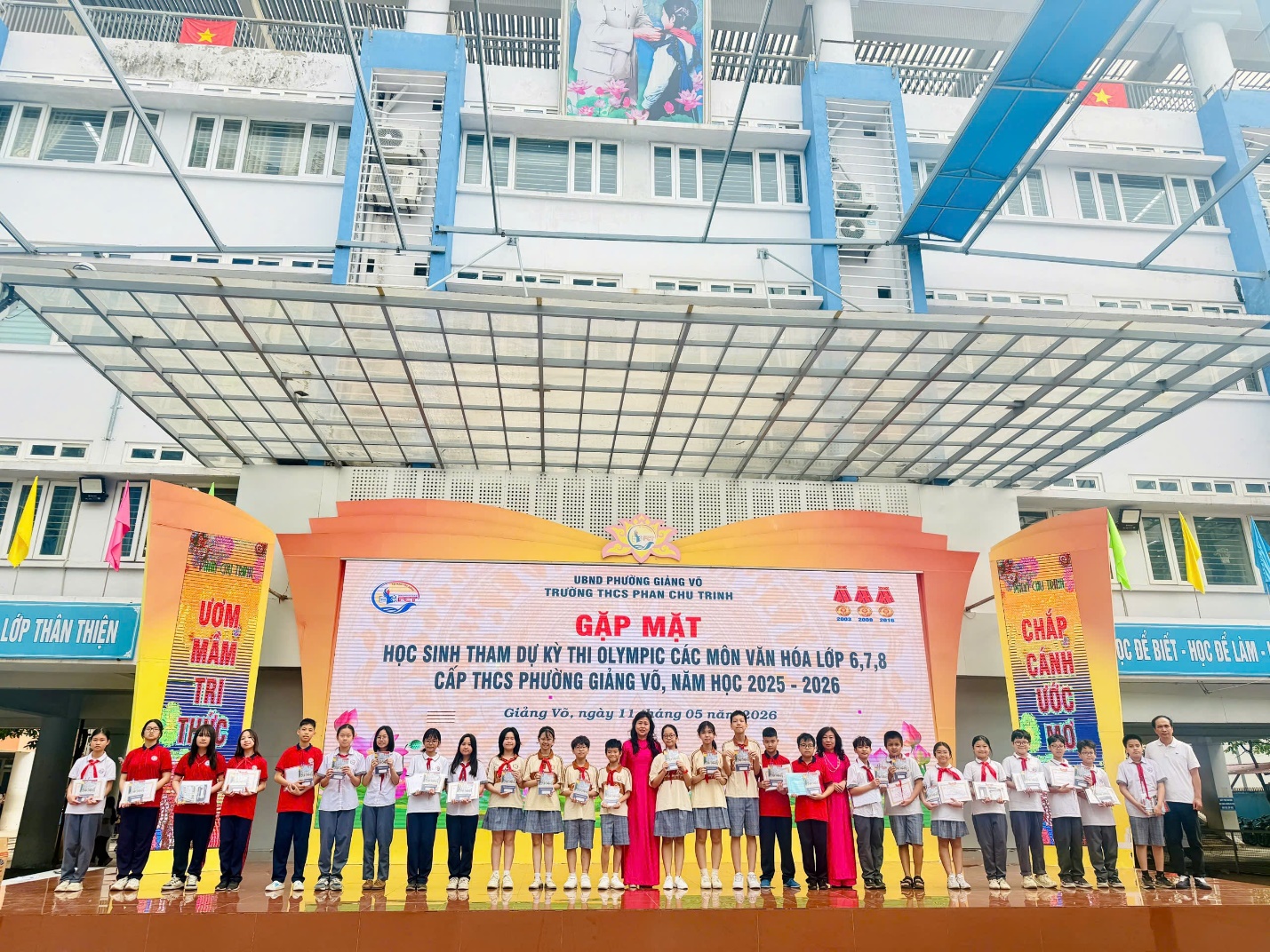 A group of children standing on a stage

AI-generated content may be incorrect.