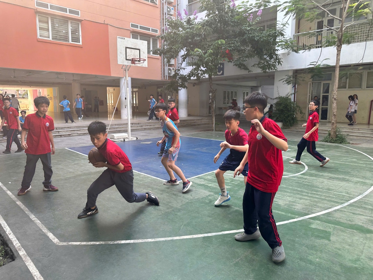 A group of boys playing basketball

AI-generated content may be incorrect.