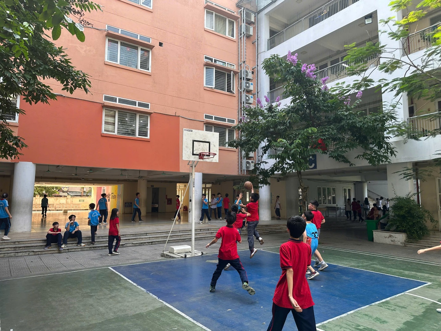A group of people playing basketball

AI-generated content may be incorrect.