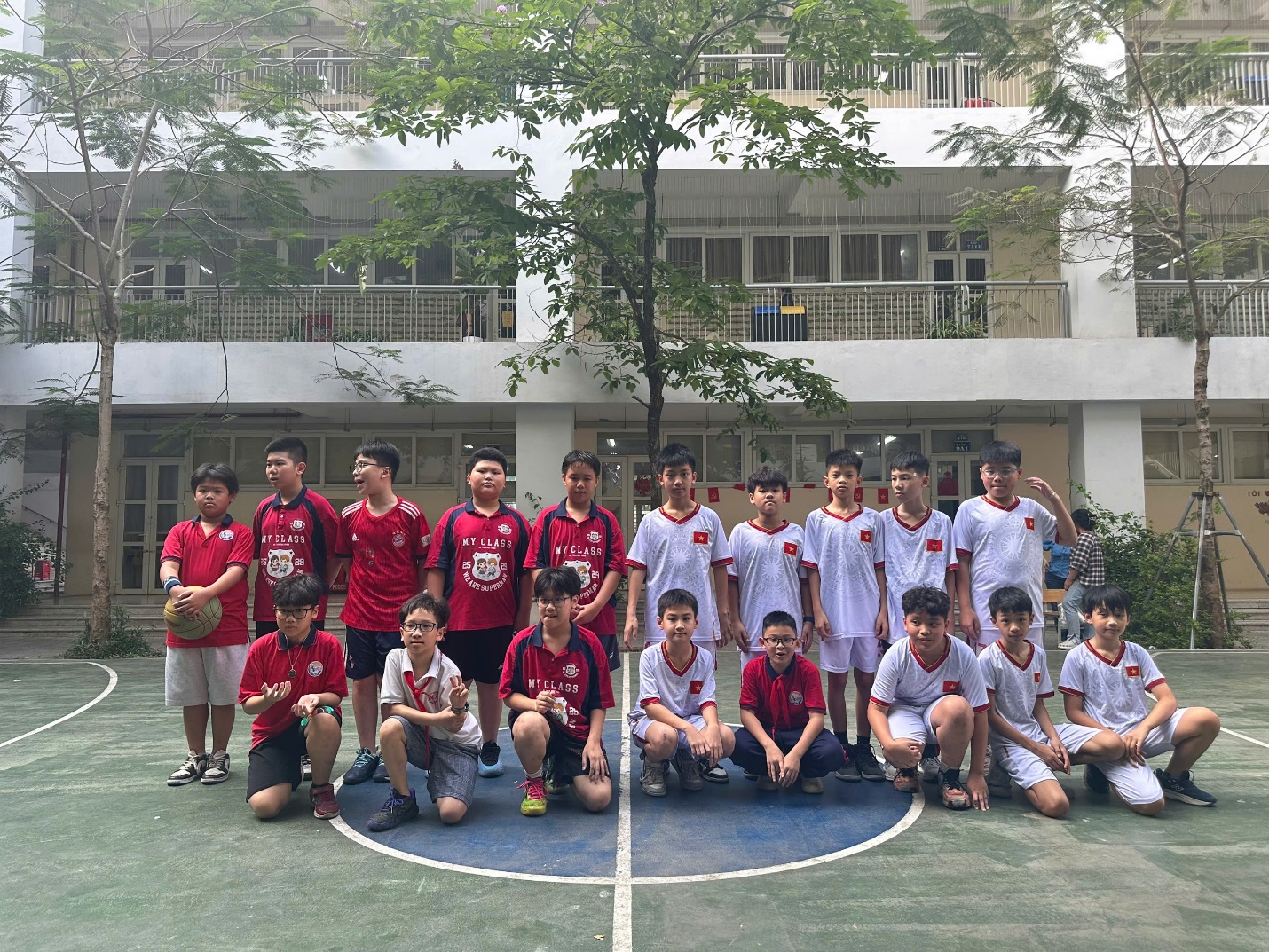 A group of boys in uniform on a basketball court

AI-generated content may be incorrect.