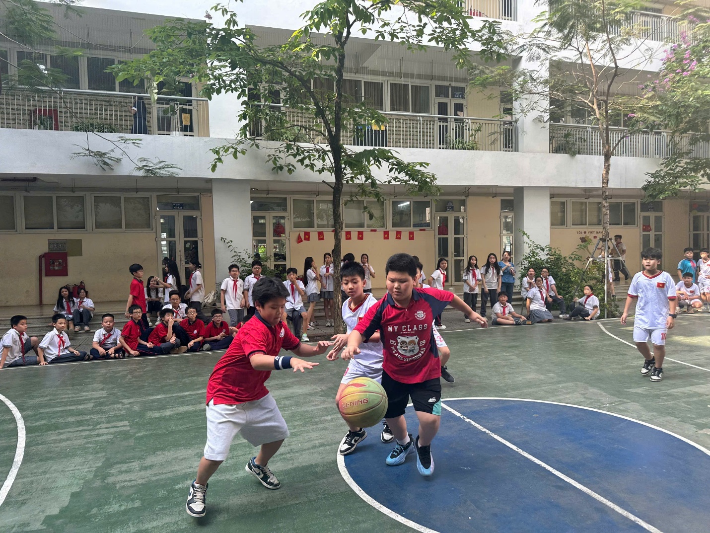 A group of boys playing basketball

AI-generated content may be incorrect.