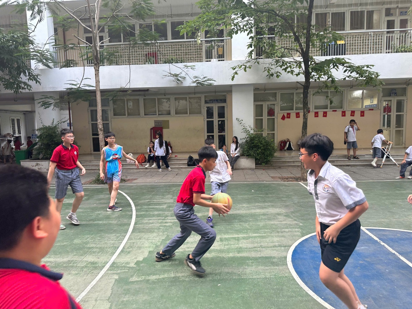 A group of people playing basketball

AI-generated content may be incorrect.