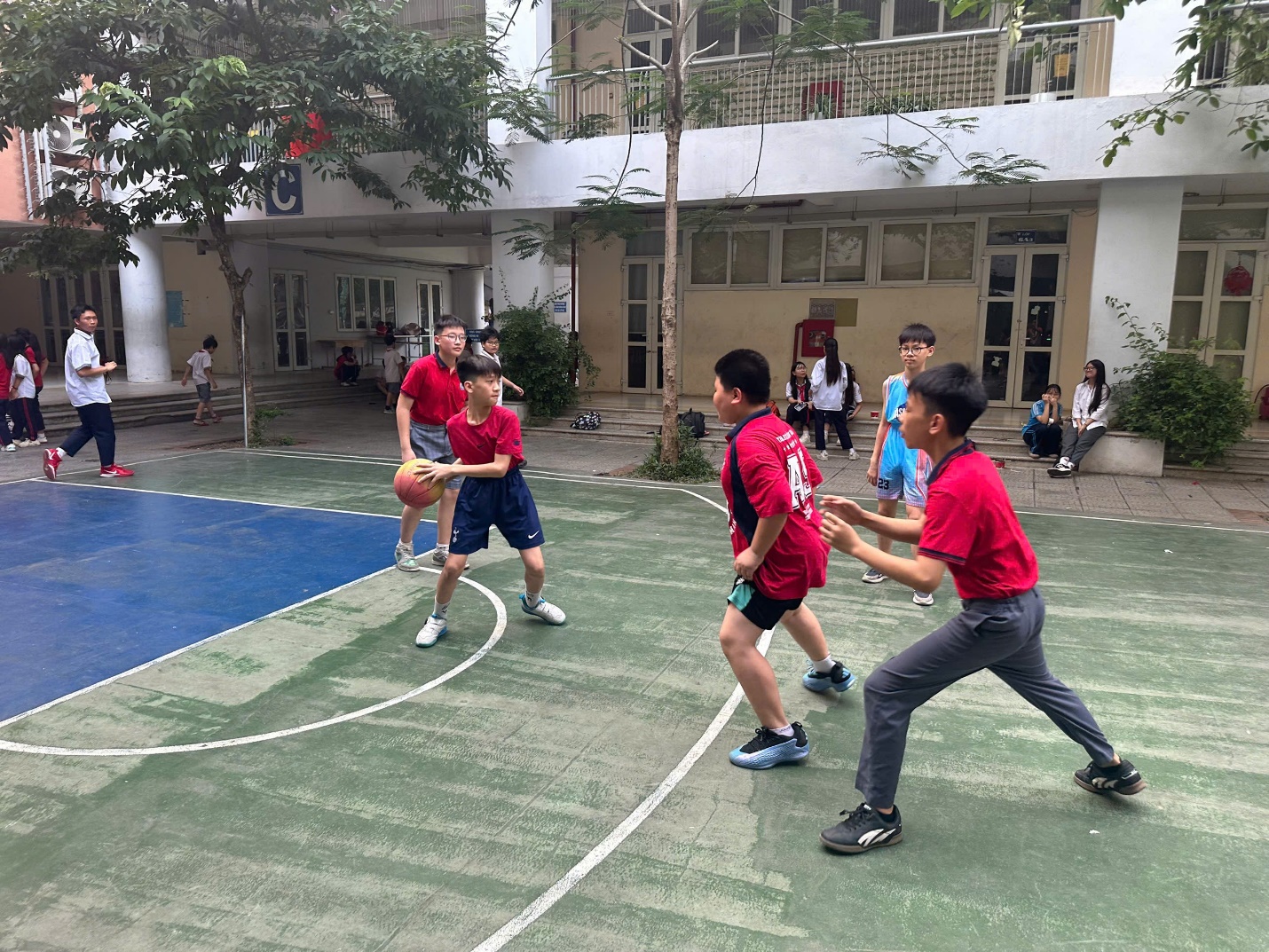 A group of boys playing basketball

AI-generated content may be incorrect.