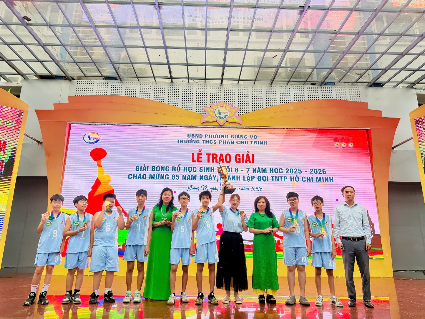 A group of people standing on a stage

AI-generated content may be incorrect.