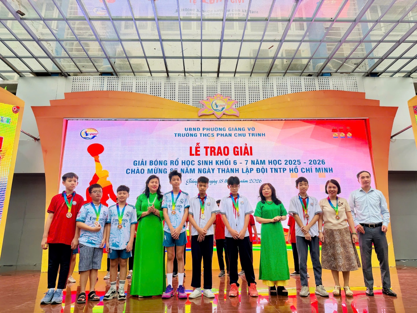 A group of people standing on a stage

AI-generated content may be incorrect.