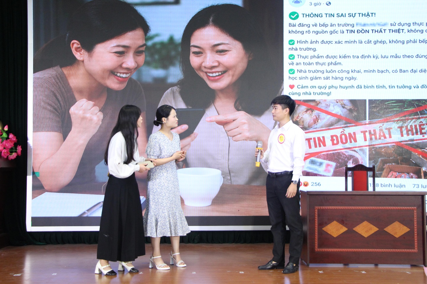 A group of people standing on a stage
AI-generated content may be incorrect.