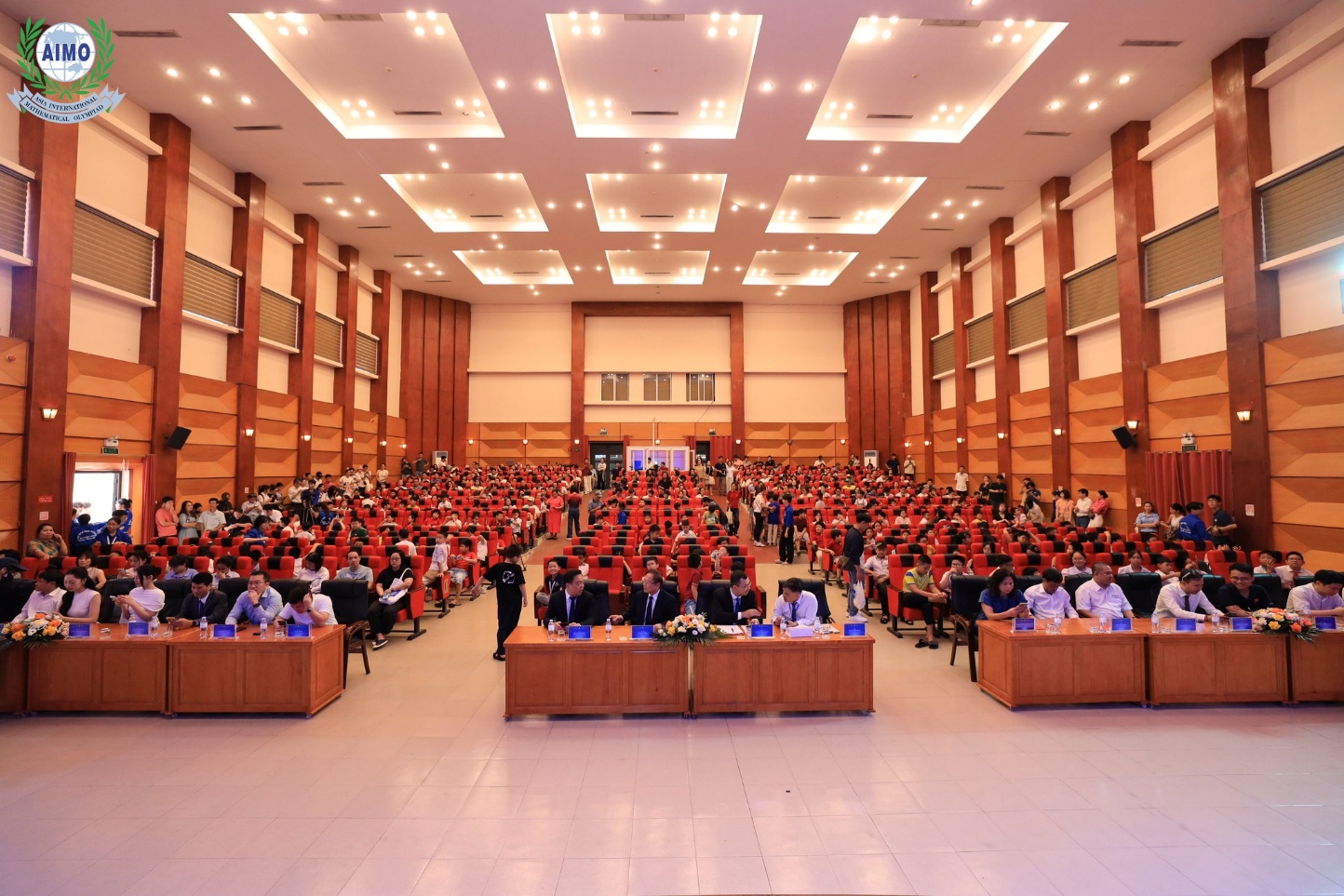 Có thể là hình ảnh về đàn violin, kèn clarinet, cái bục và văn bản