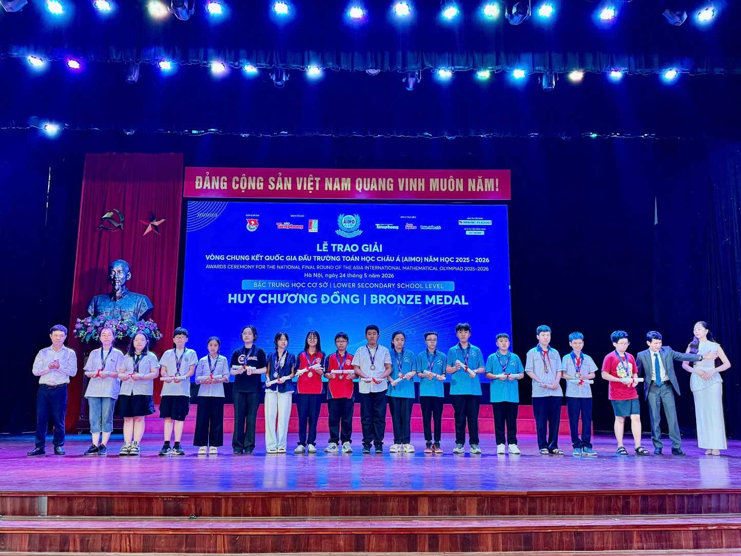 A group of people standing on a stage

AI-generated content may be incorrect.
