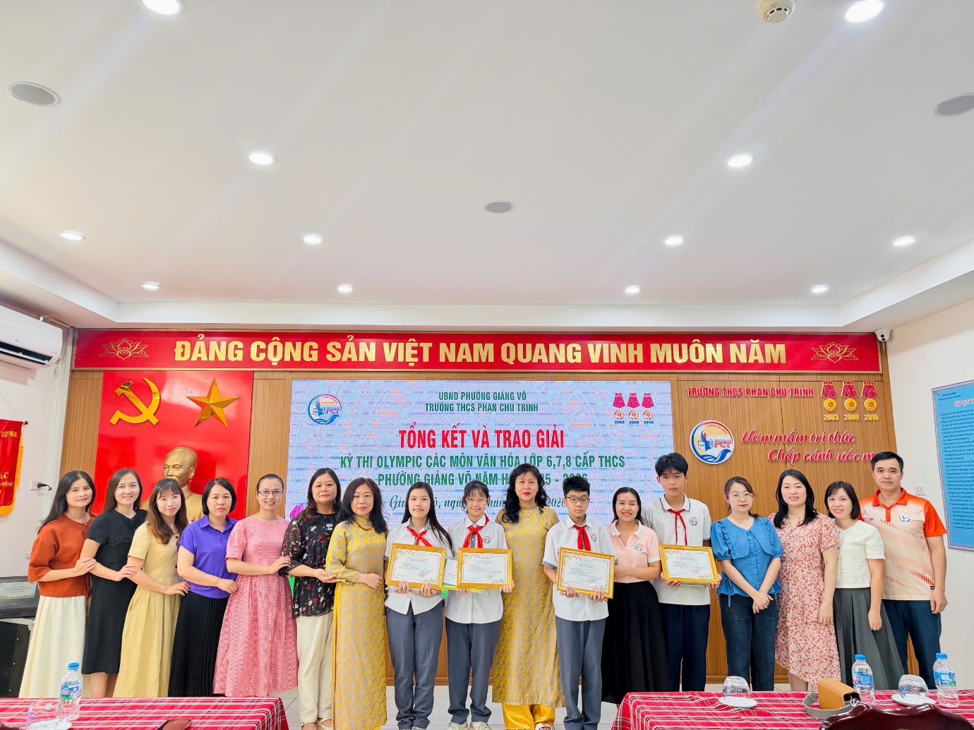 C:\Users\Admin\Desktop\8A8\Truyền thông T6\z7888080240995_a98ea6550c142c3059a161e3c13a7edd.jpg