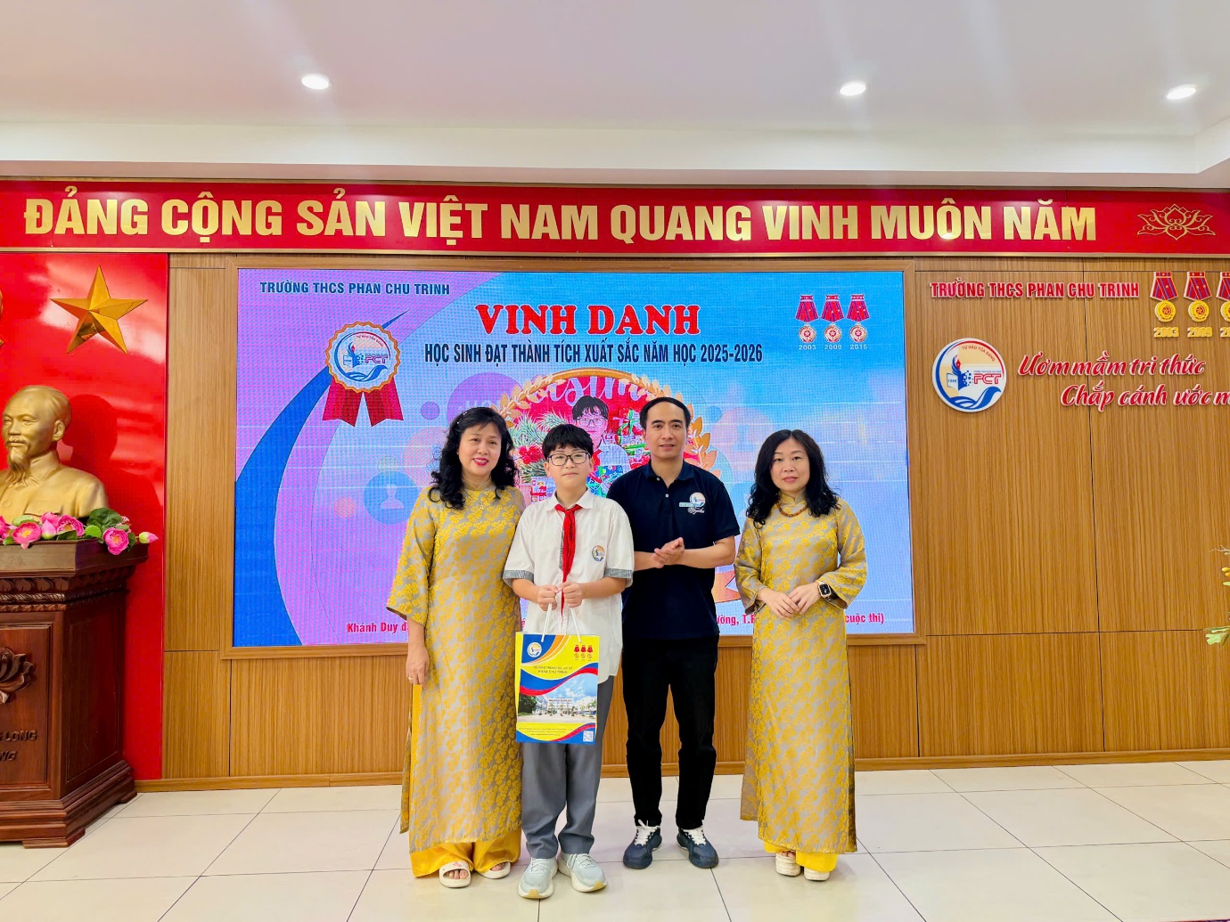 C:\Users\Admin\Desktop\8A8\Truyền thông T6\z7888085035866_3d746b0cb7bc564bbe3ef42cb9e11436.jpg