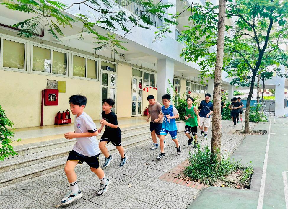 A group of people running on a sidewalk

AI-generated content may be incorrect.