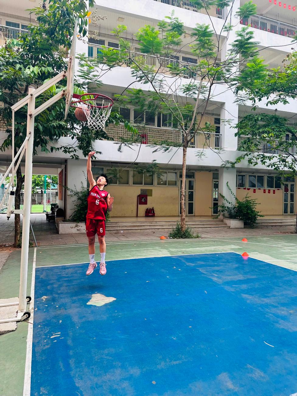 A person jumping in the air to dunk a basketball hoop

AI-generated content may be incorrect.