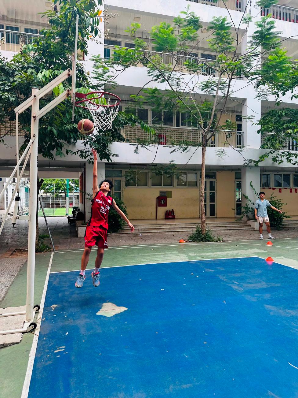 A child jumping to dunk a basketball

AI-generated content may be incorrect.