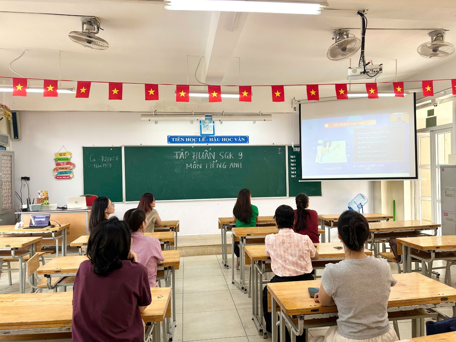 A group of people in a classroom

AI-generated content may be incorrect.