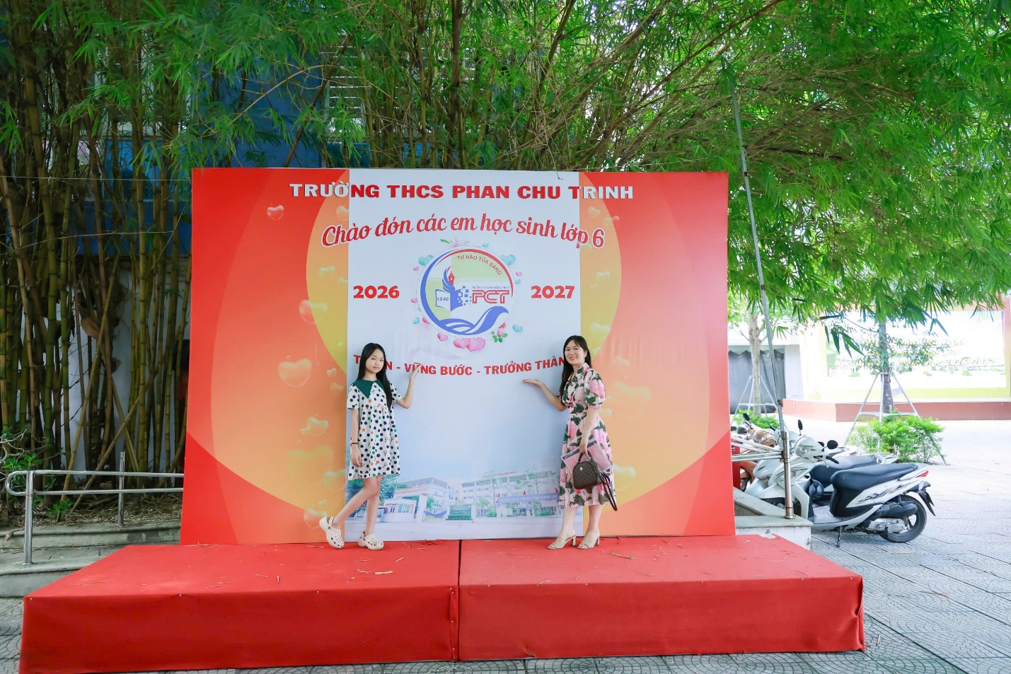 Two girls standing on a stage
AI-generated content may be incorrect.