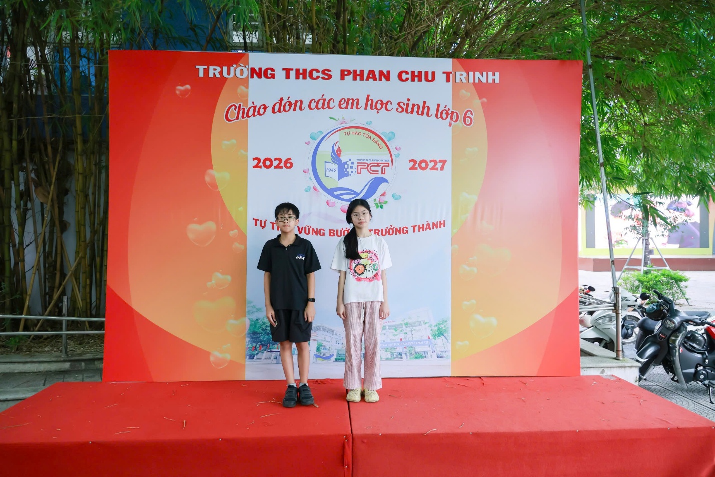 A couple of kids standing on a stage
AI-generated content may be incorrect.