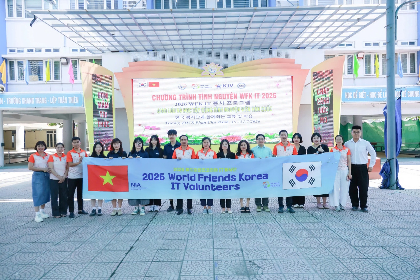 A group of people holding a banner

AI-generated content may be incorrect.