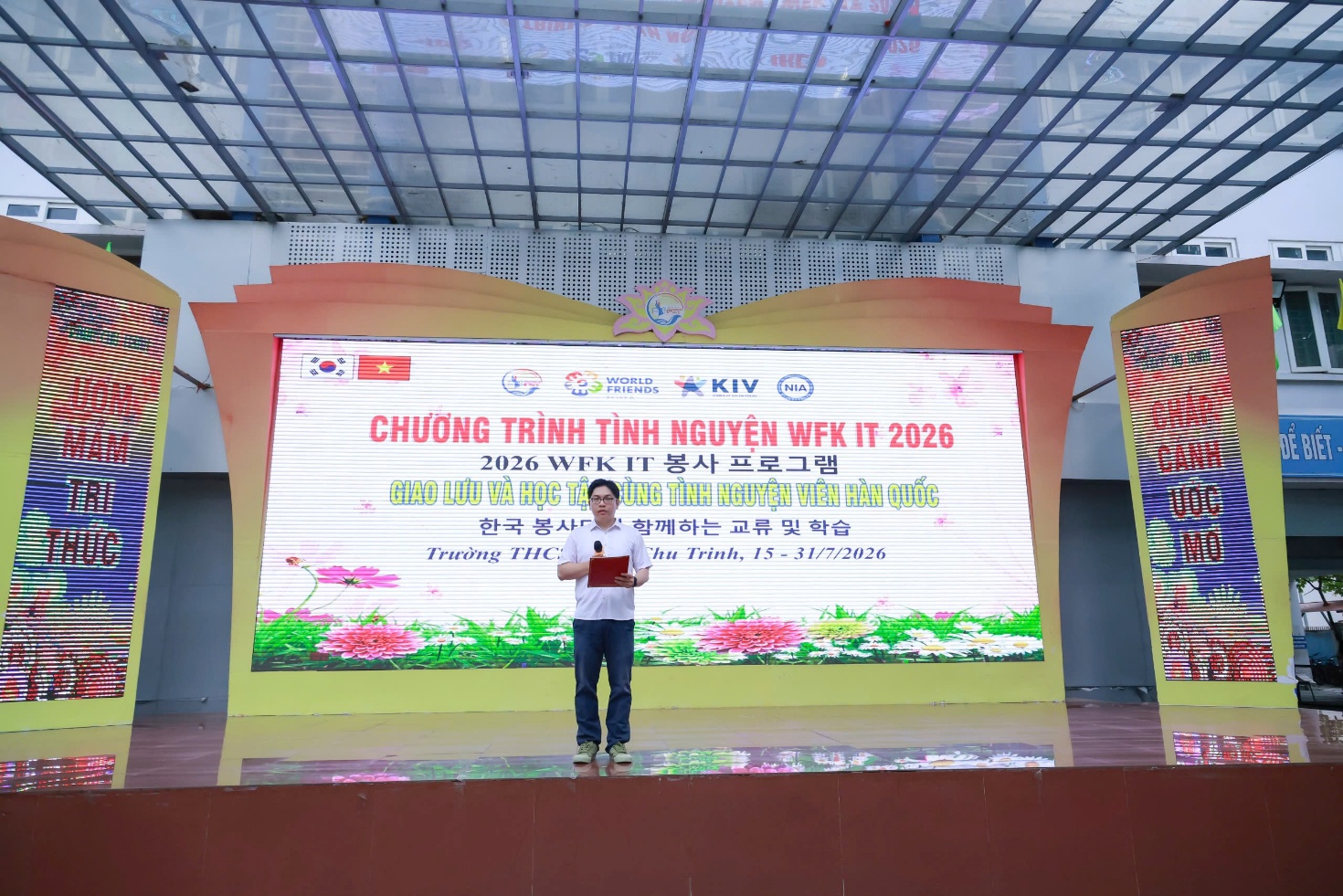 A person standing on a stage

AI-generated content may be incorrect.