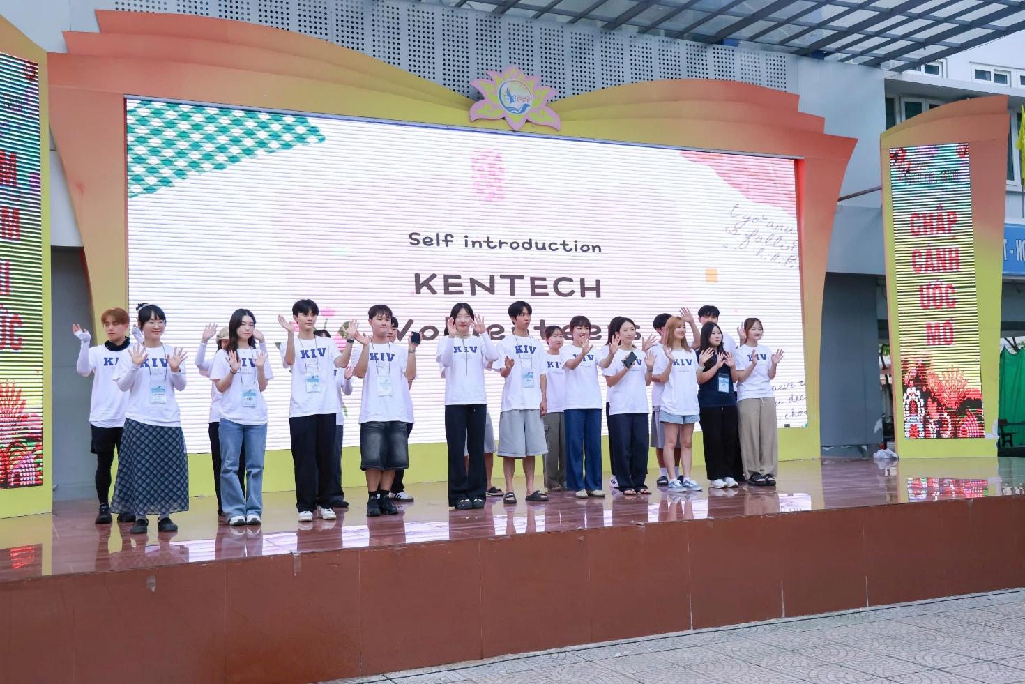 A group of people on a stage

AI-generated content may be incorrect.